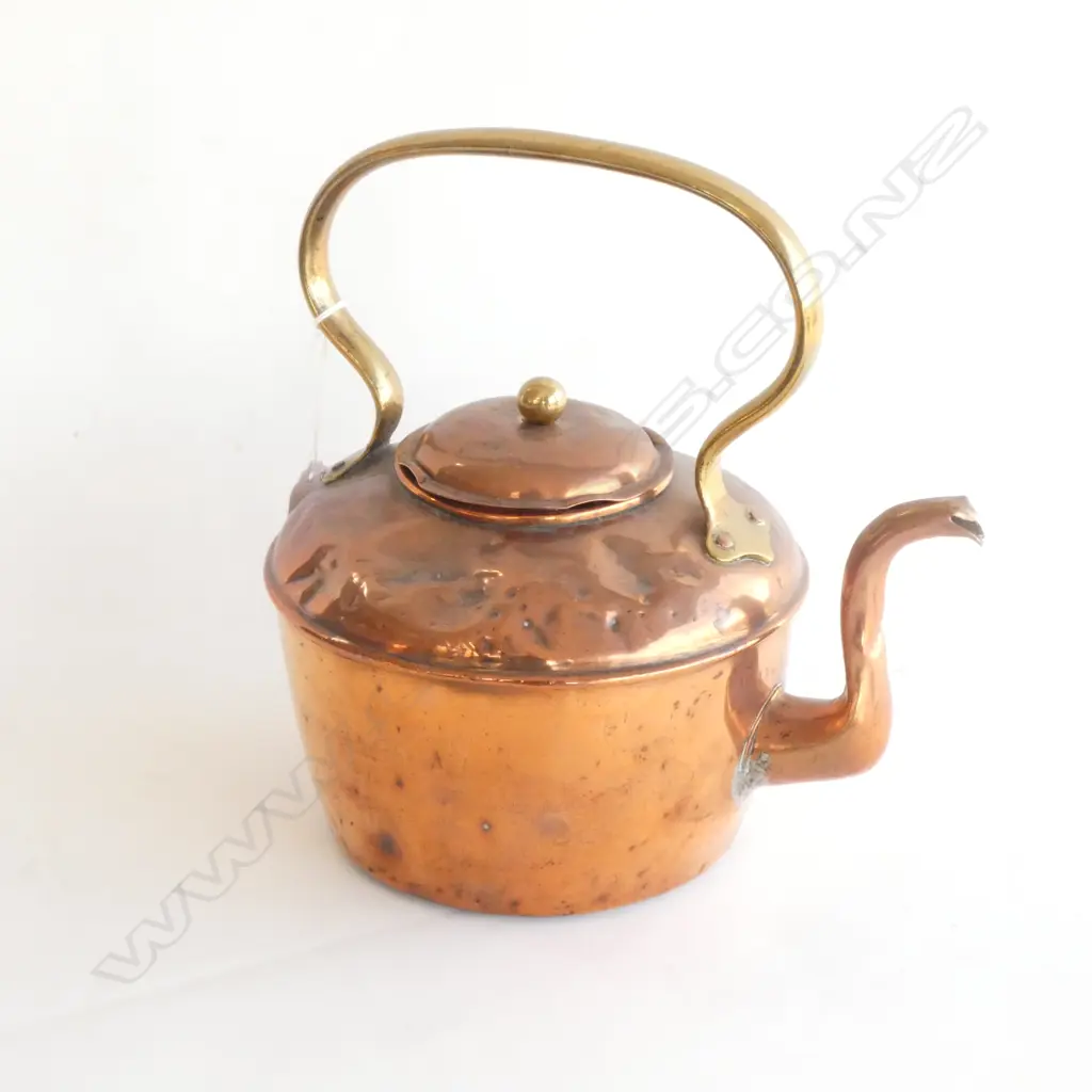 OLD COPPER KETTLE WITH BRASS FIXED HANDLE. H. 260MM Image 1++