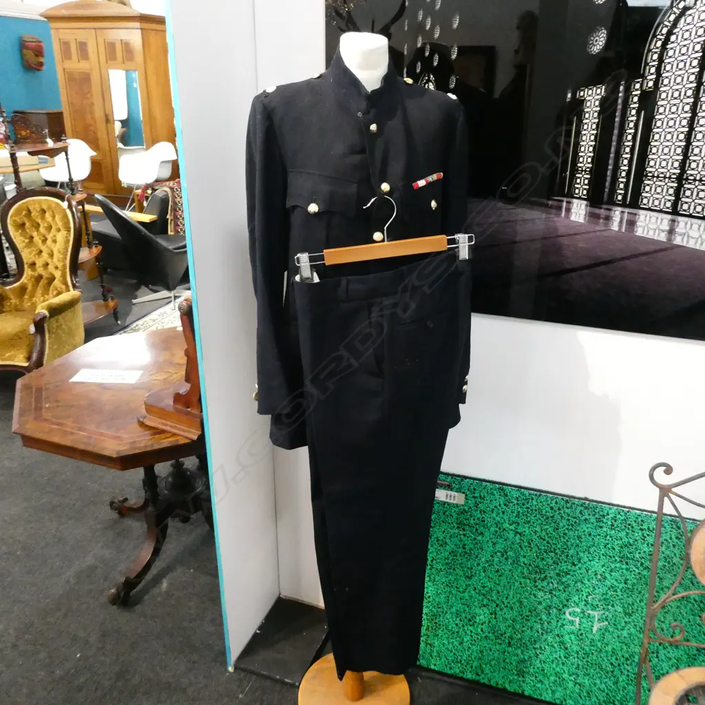BRITISH NAVAL UNIFORM ON MANNEQUIN Image 1++