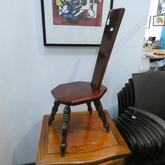 WOODEN CHAIR 