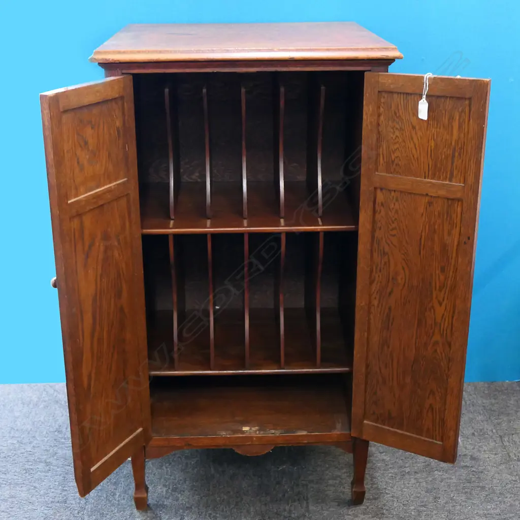 VINTAGE OAK MUSIC CABINET, 560 X 540 X 1010MM Image 1++