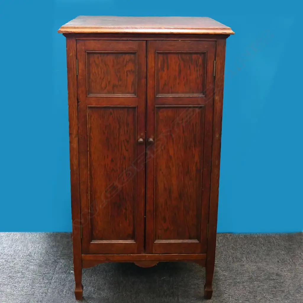 VINTAGE OAK MUSIC CABINET, 560 X 540 X 1010MM Image 1++