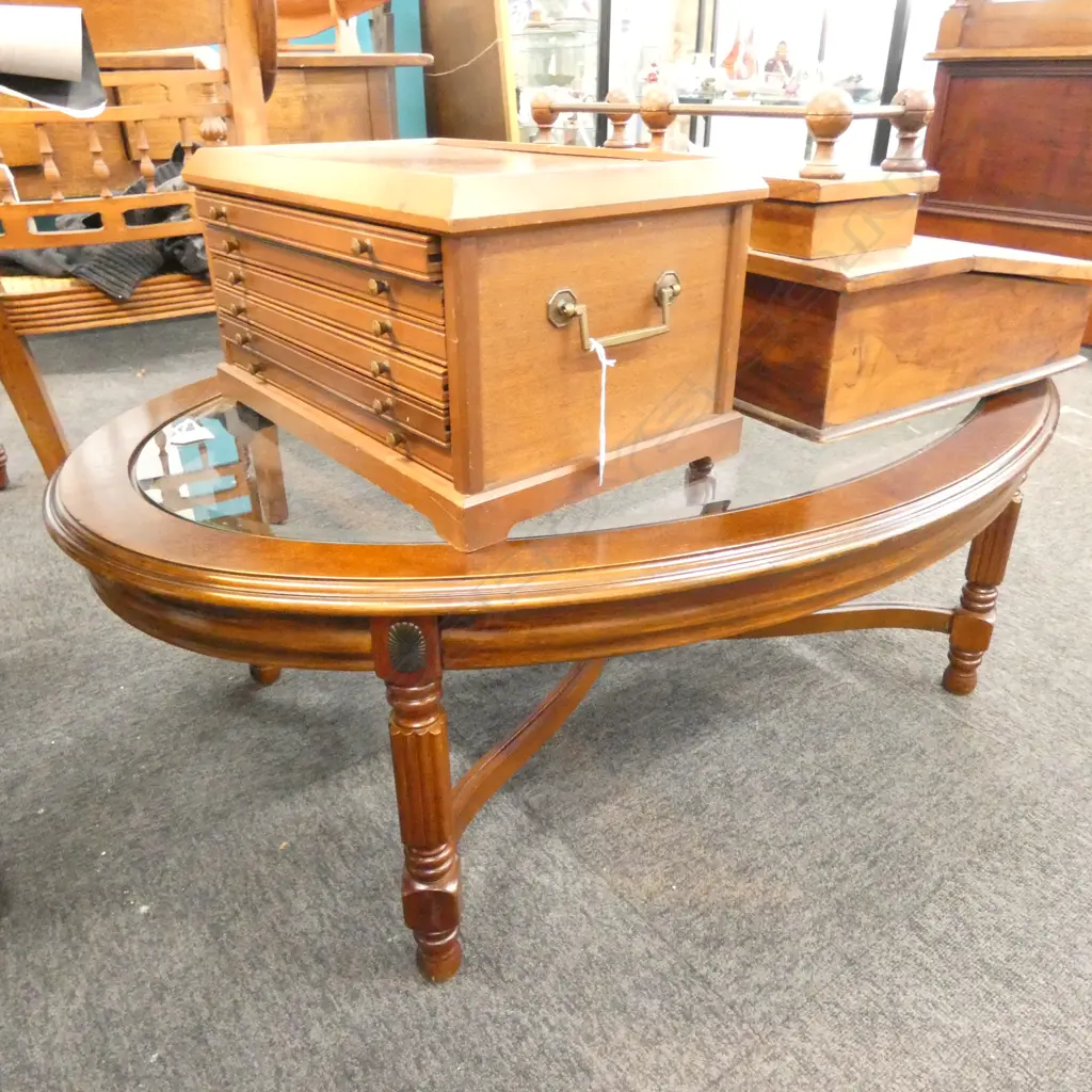 OVAL ANTIQUE STYLE COFFEE TABLE WITH GLASS INSERT 1100X760MM Image 1++
