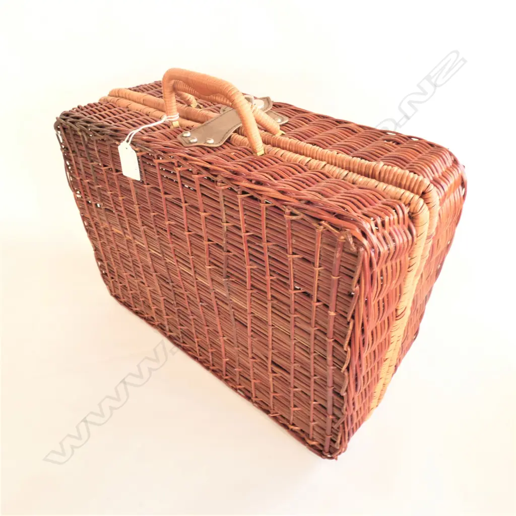 CANE PICNIC/ TRAVEL BASKET Image 1++