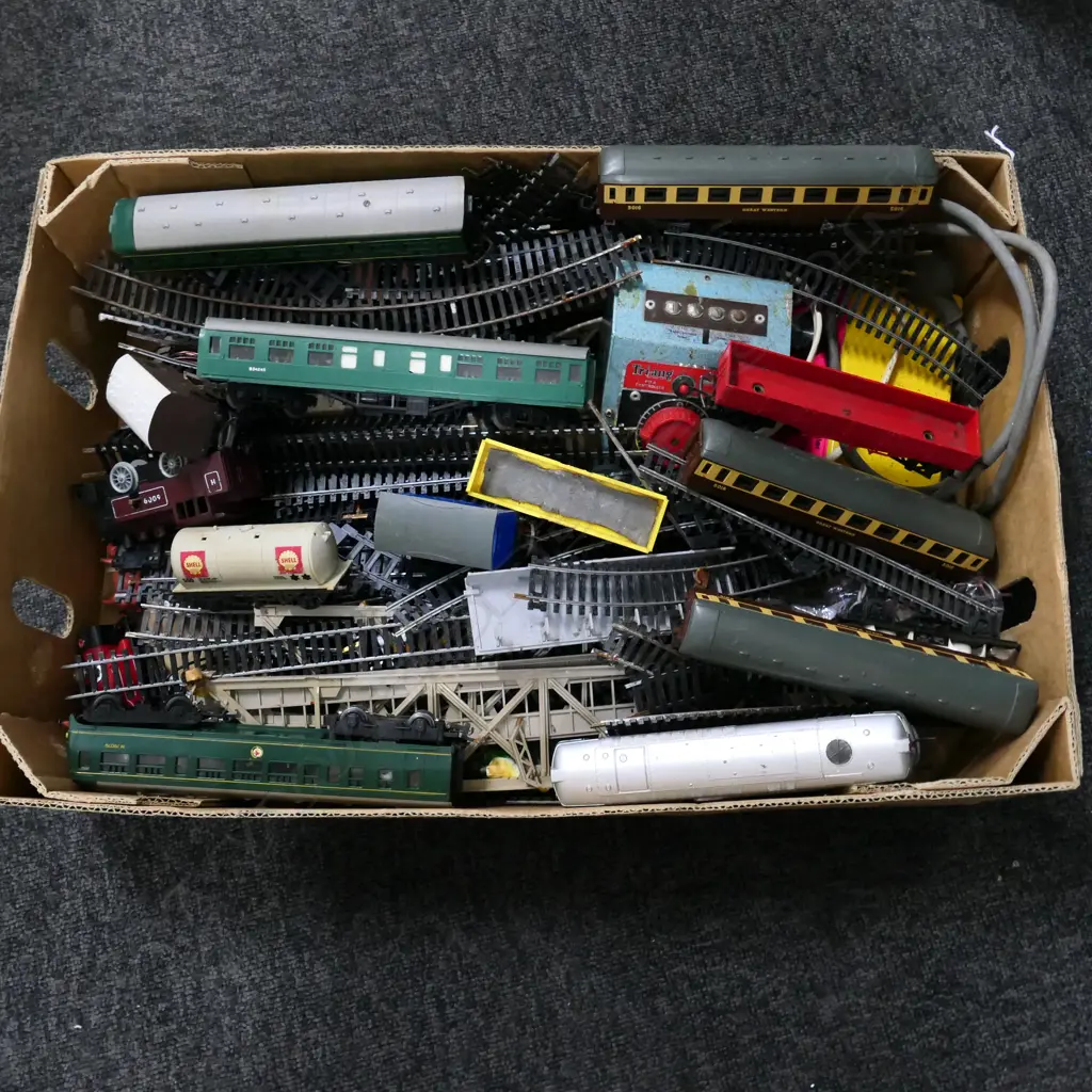 BOX LOT ASST. VINTAGE TOY TRAINS & TRACK Image 1++