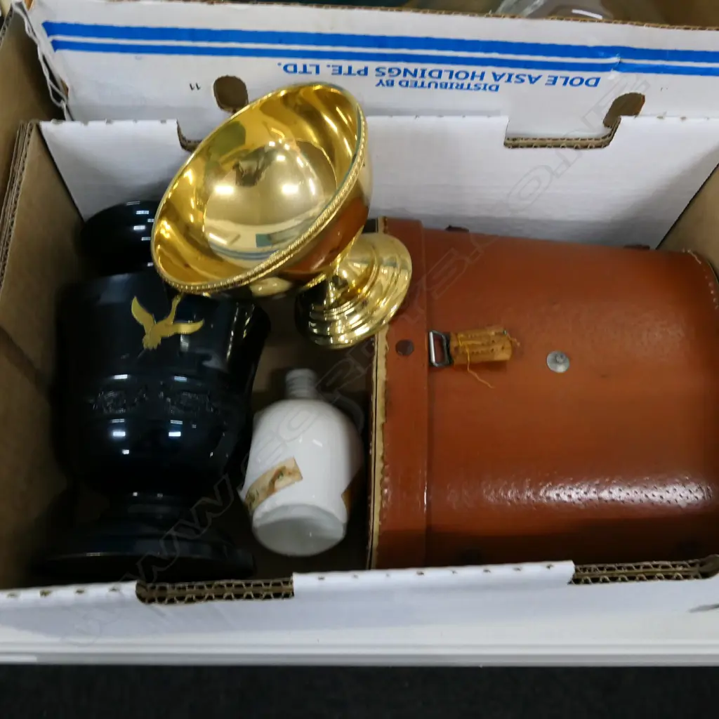 BOX MISC.INCLUDING BINOCULARS Image 1++