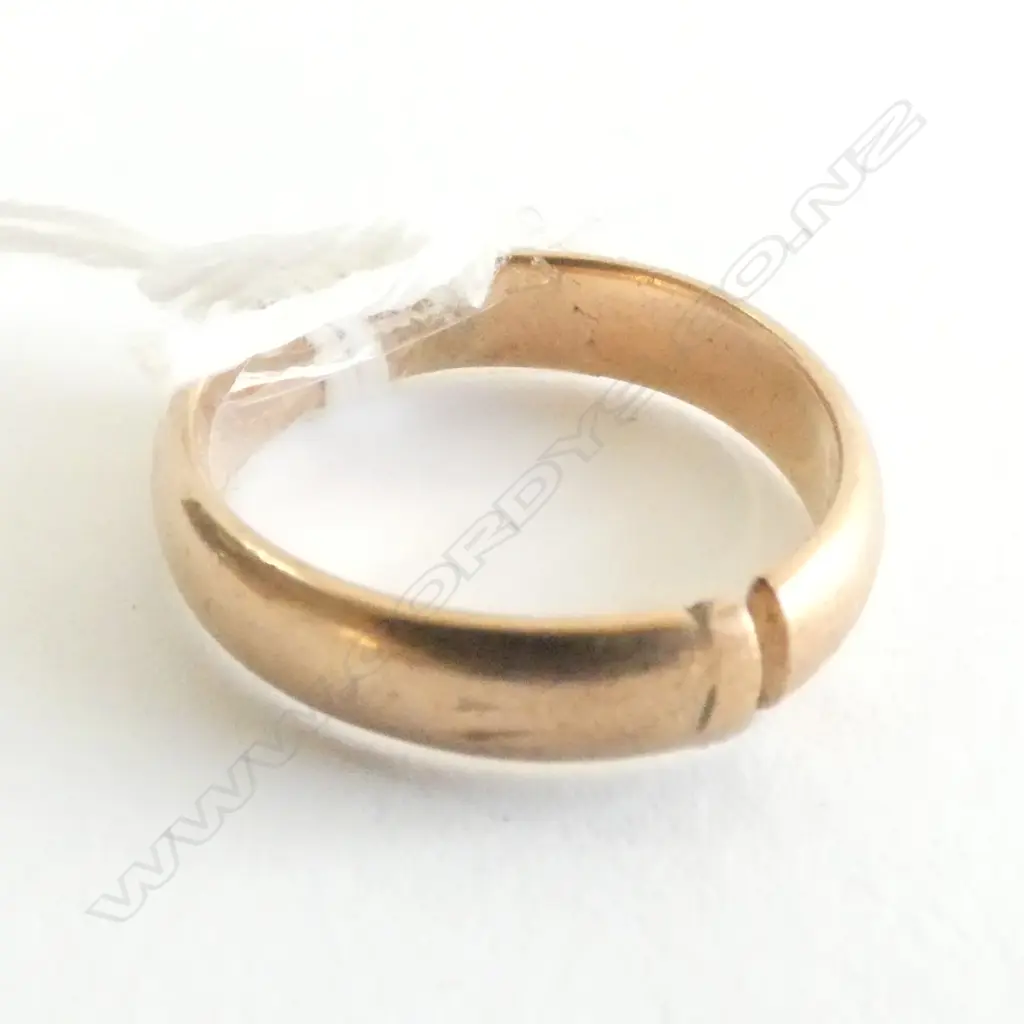 9ct GOLD BAND RING CUT 4.6gms Image 1++