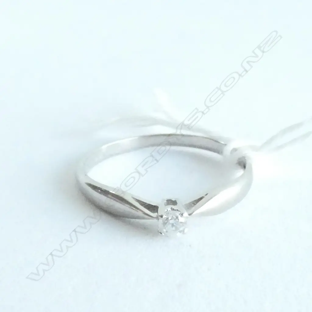 9ct & DIAMOND SOLITAIRE RING MHJ Image 1++