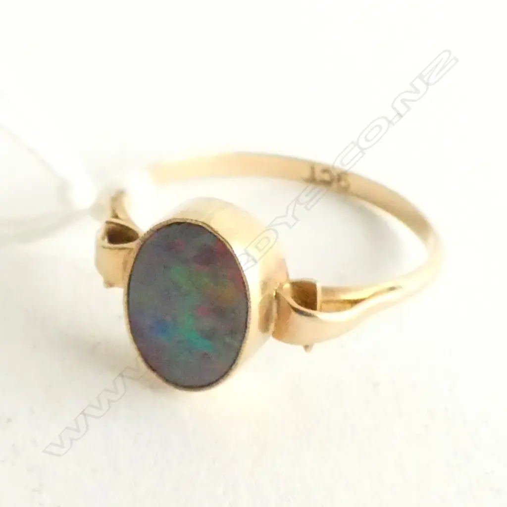 RING, LADIES, 9ct GOLD, OPAL, BEAUTIFUL COLOURS, SHOWING HINTS RED BLUE GREEN, 1940'S STYLE Image 1++