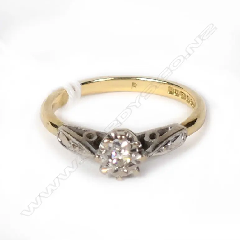 18CT WHITE GOLD AND DIAMOND RING Image 1++