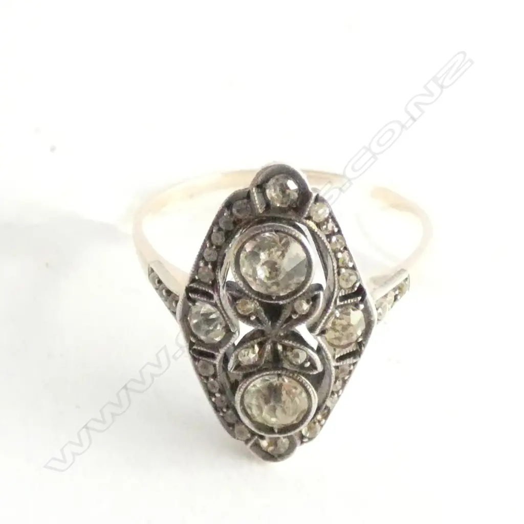 RING, ART DECO STYLE, SET IN 9ct GOLD. Image 1++