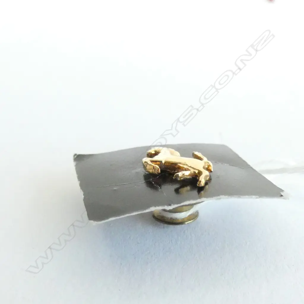 18CT YELLOW GOLD FERRARI PIN Image 1++