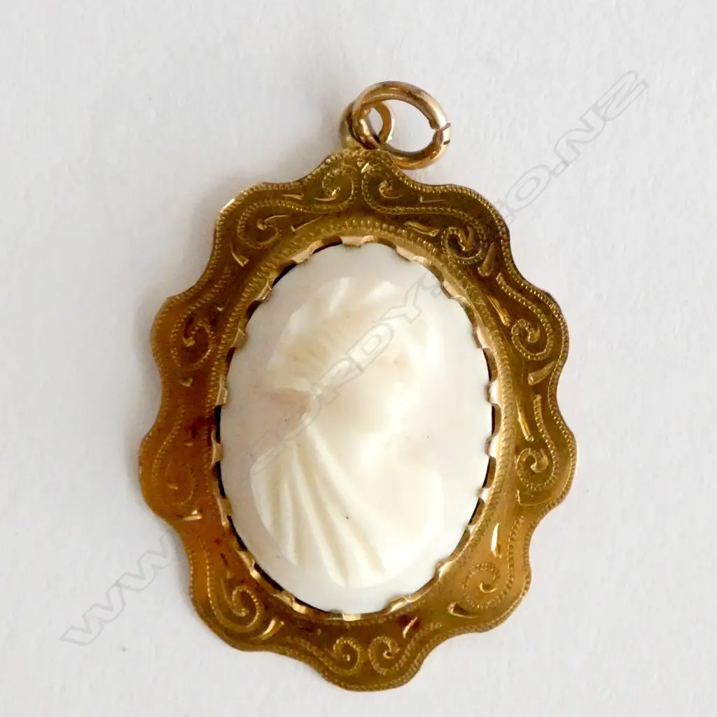 9CT GOLD AND CAMEO PENDANT Image 1++