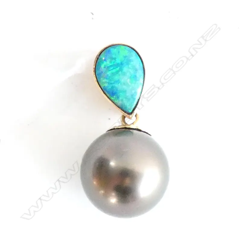 9CT GOLD OPAL  & BLACK PEARL PENDANT Image 1++