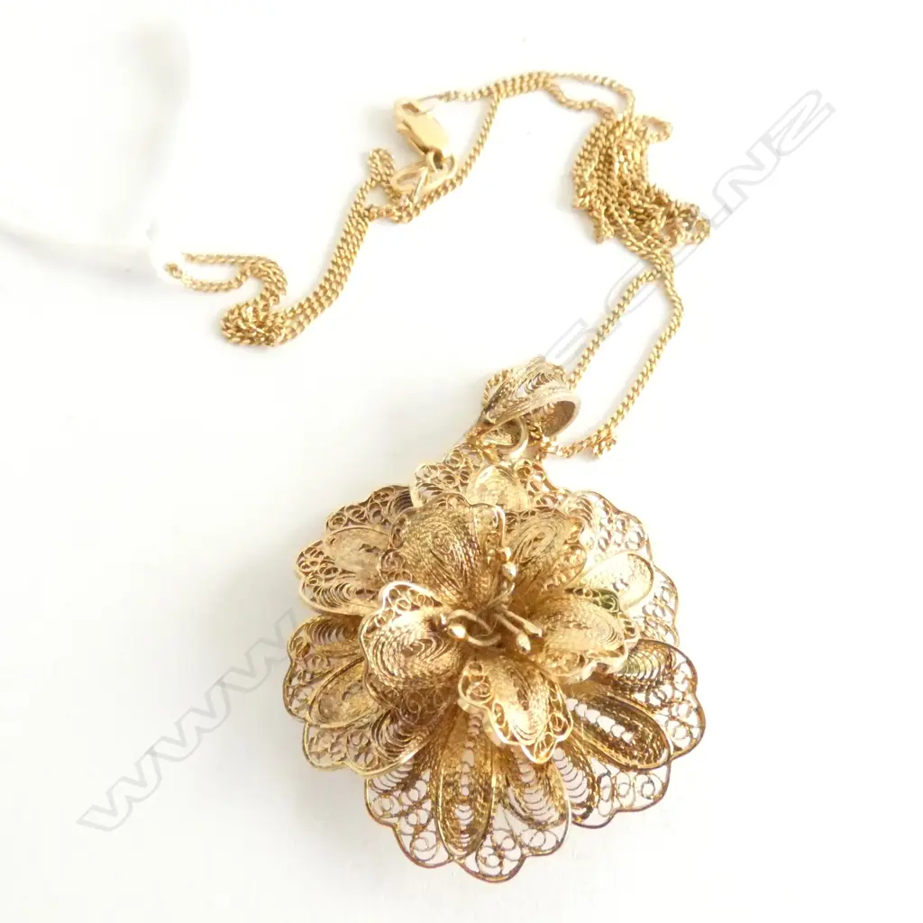 9ct GOLD NECKLACE WITH GOLD PLATED FILIGREE, CHAIN WEIGHT 1.5gm Image 1++