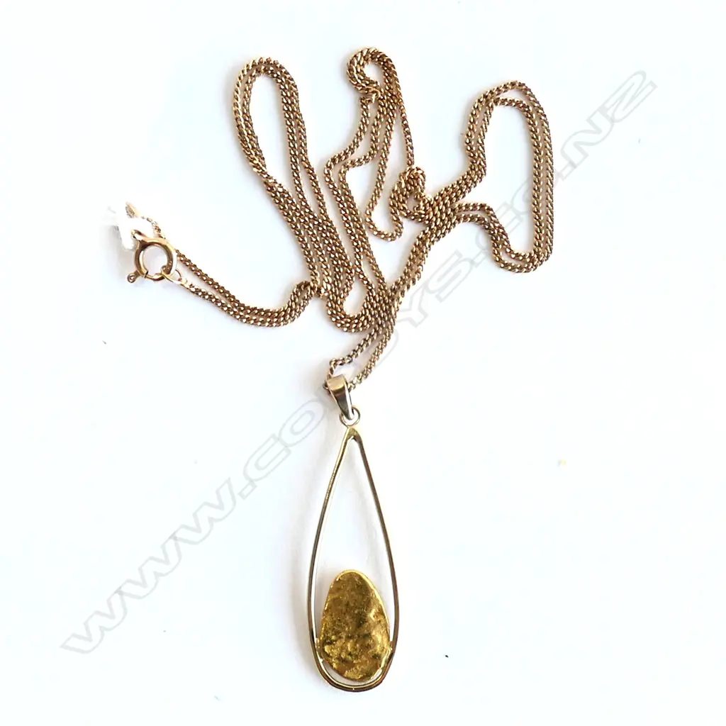 NATURAL FLAT GOLD NUGGET 14CT FRAME ON 9CT CHAIN 4.90 gms Image 1++