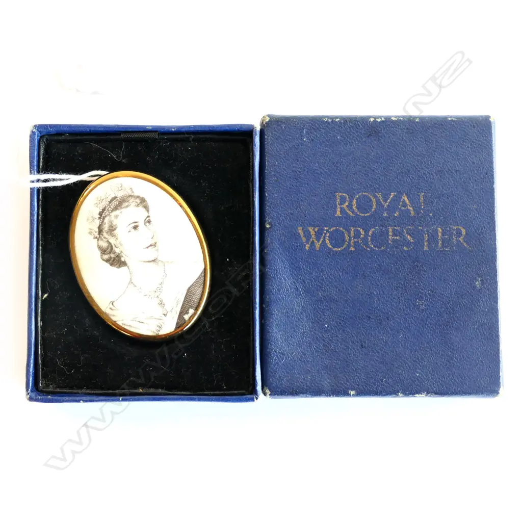 ROYAL WORCESTER, QUEEN ELIZABETH II CORONATION, BONE CHINA COMMEMORATIVE BROOCH FROM JUNE 2ND 1953, IN ORIGINAL BOX OF I Image 1++