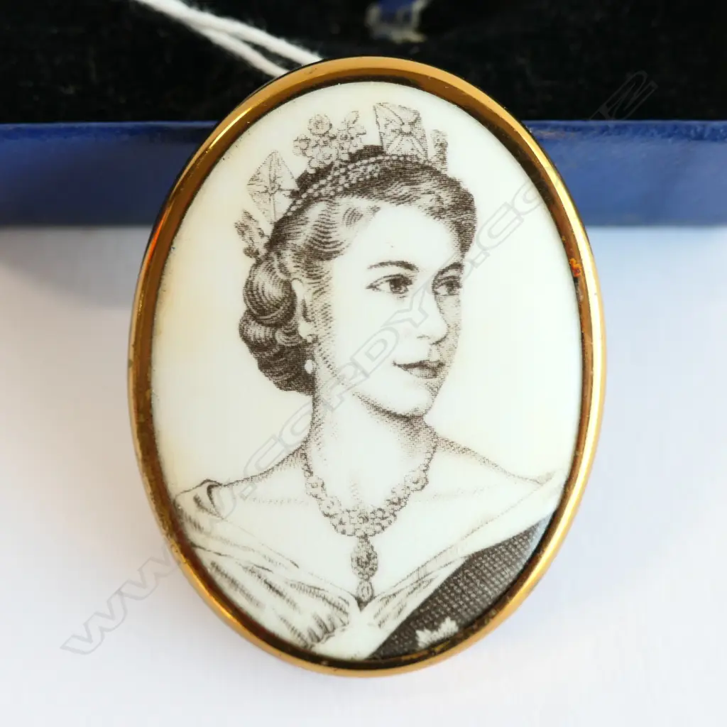 ROYAL WORCESTER, QUEEN ELIZABETH II CORONATION, BONE CHINA COMMEMORATIVE BROOCH FROM JUNE 2ND 1953, IN ORIGINAL BOX OF I Image 1++