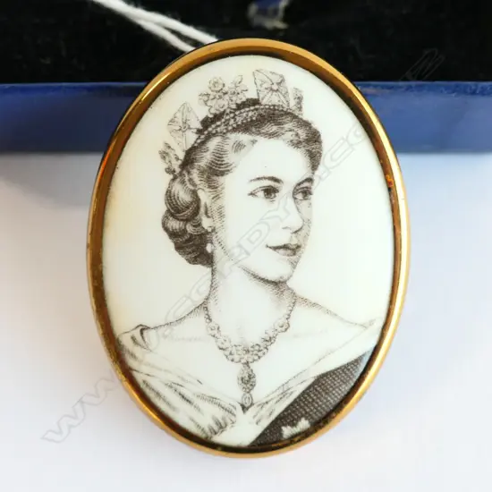 ROYAL WORCESTER, QUEEN ELIZABETH II CORONATION, BONE CHINA COMMEMORATIVE BROOCH FROM JUNE 2ND 1953, IN ORIGINAL BOX OF I