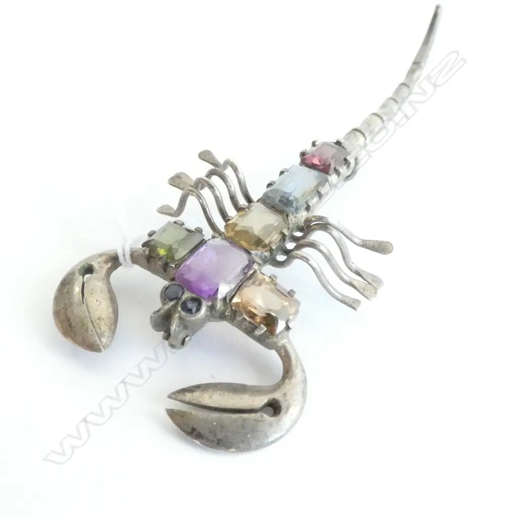 (18110)VINTAGE SILVER & COLOURED GEM SET SCORPIAN BROOCH L.75mm Image 1++