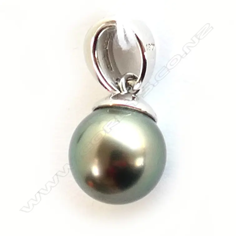 18ct WHITE GOLD DIAMOND AND BLACK PEARL PENDANT Image 1++