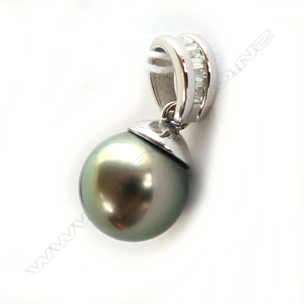 18ct WHITE GOLD DIAMOND AND BLACK PEARL PENDANT Image 1++