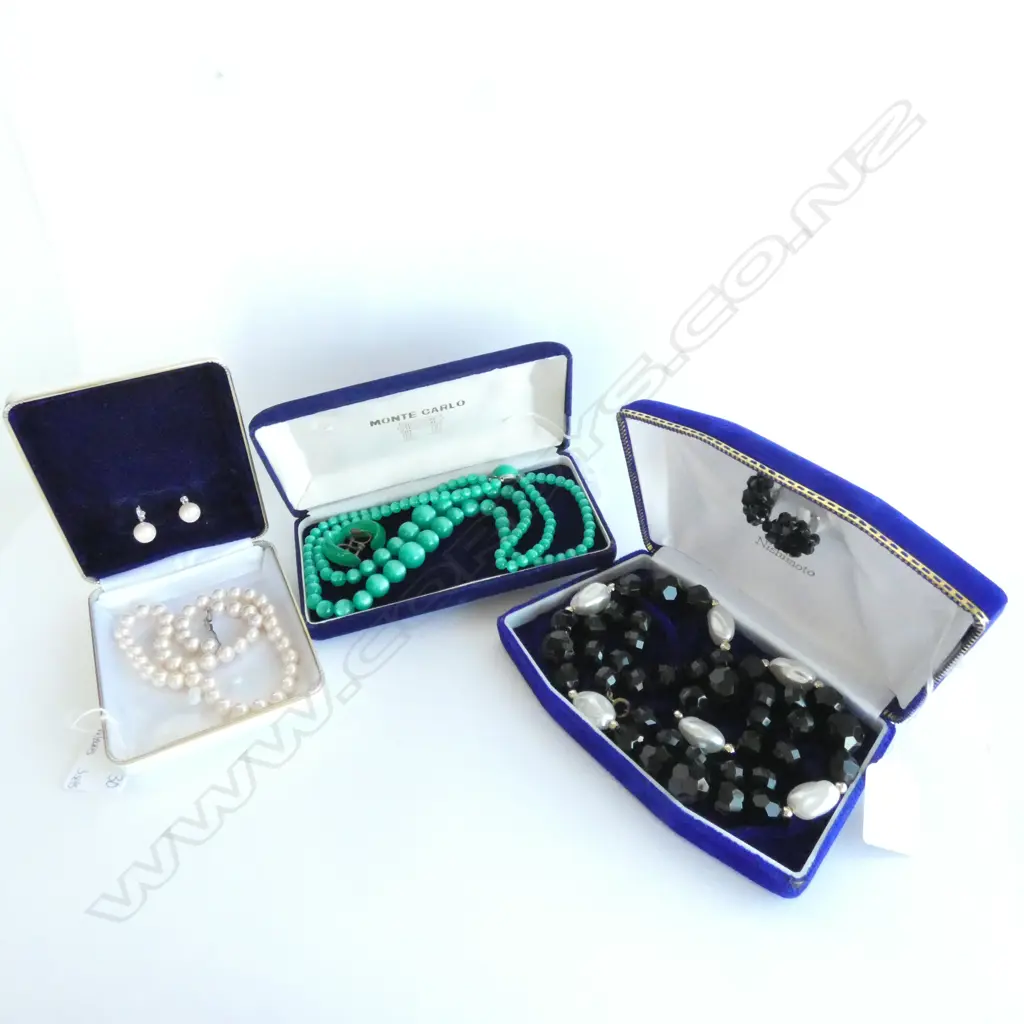 THREE COSTUME JEWELLERY NECKLACE & EARRING SETS Image 1++