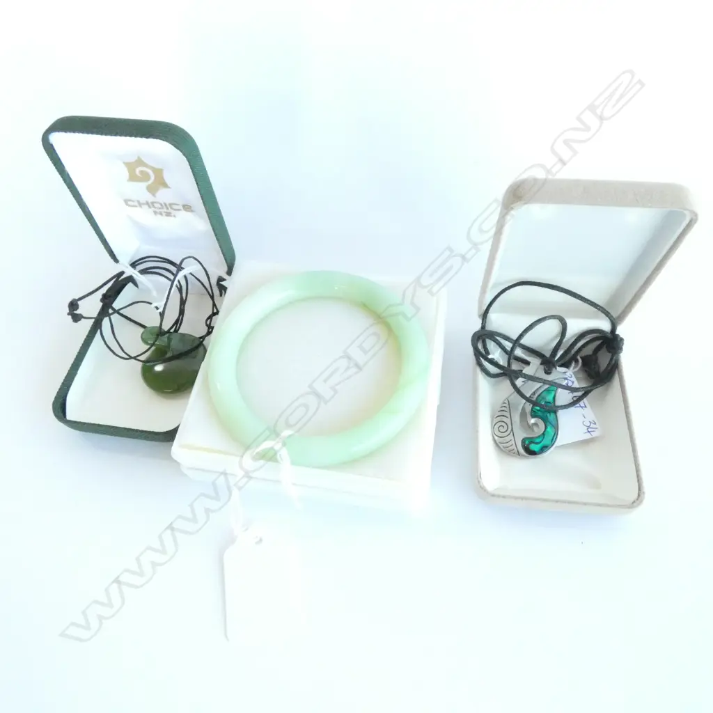 JADE BANGLE, GREENSTONE PENDANT & SILVER & PAUA SHELL PENDANT Image 1++