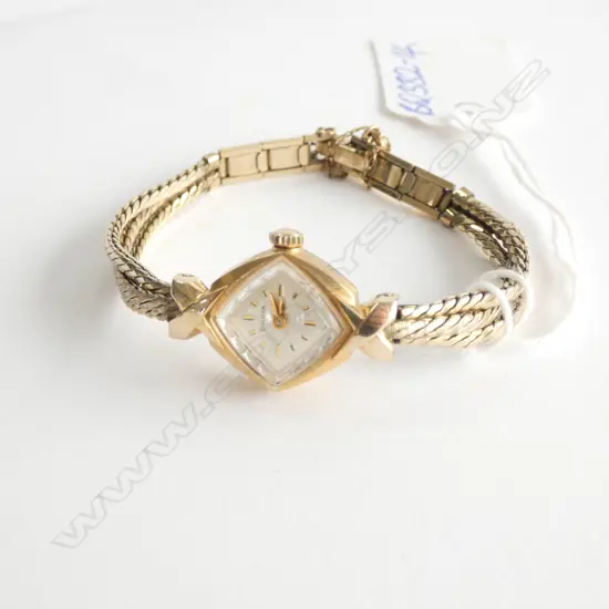 (014) VINTAGE BULOVA WOMAN'S W/WATCH ORIGINAL BOX