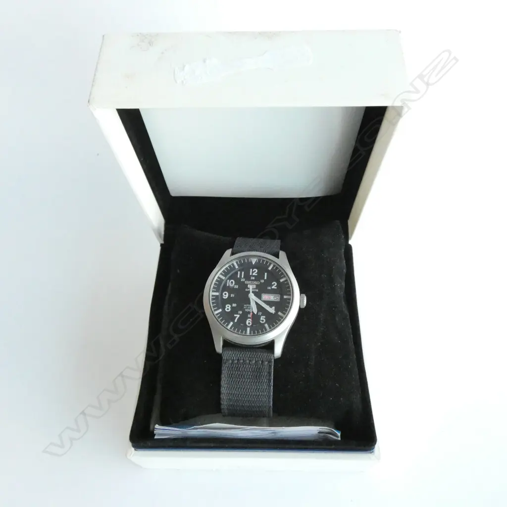SEIKO MECHANICAL WATCH, AUTOMATIC, 100M '5 SPORTS' GRETA WATCH IN AS NEW CONDITION, INCLUDES PAPERS AND ORIGINAL BOX Image 1++