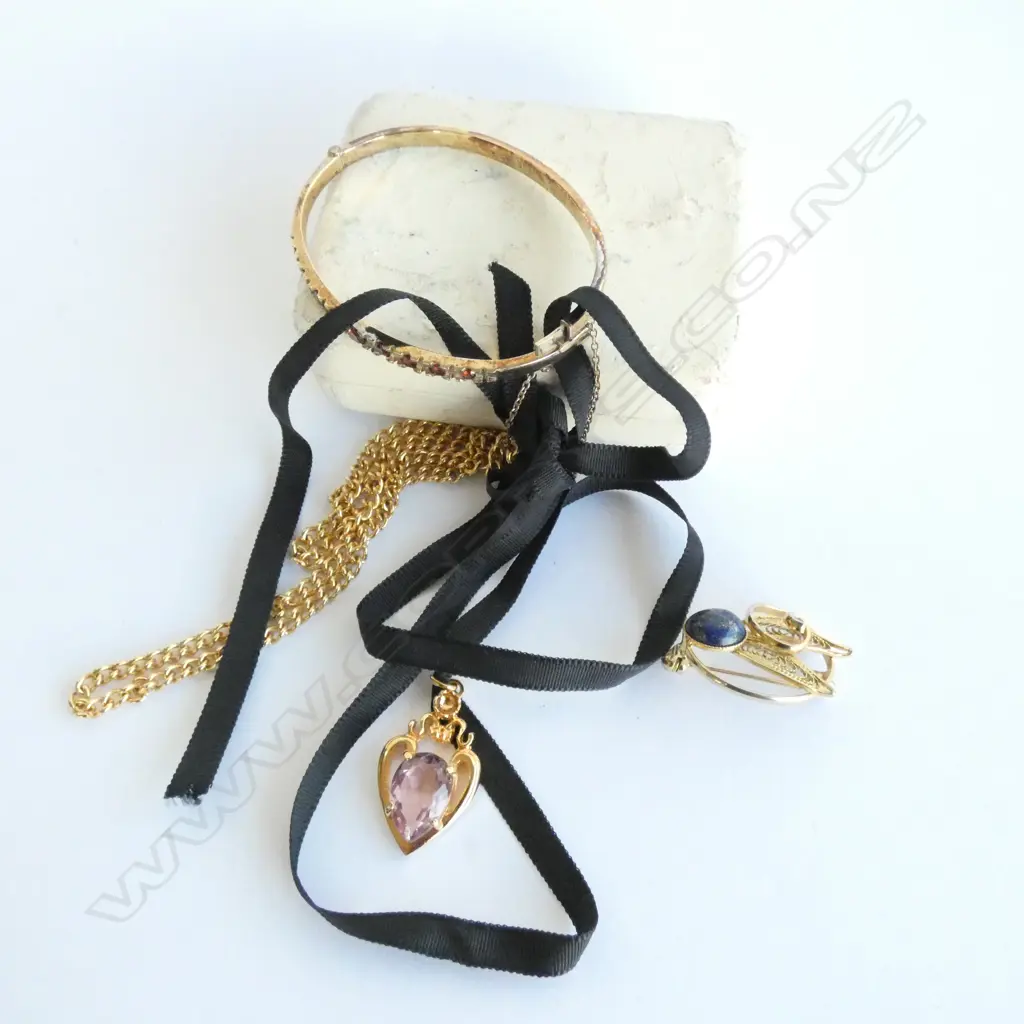 ASSORTED JEWELLERY; BROOCHES, GOLD PLATED SILVER & RED STONE BANGLE, CRYSTAL BEADED JEWELLERY ETC. Image 1++