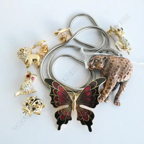 SEVEN ASSORTED ANIMAL BROOCHES & PENDANT