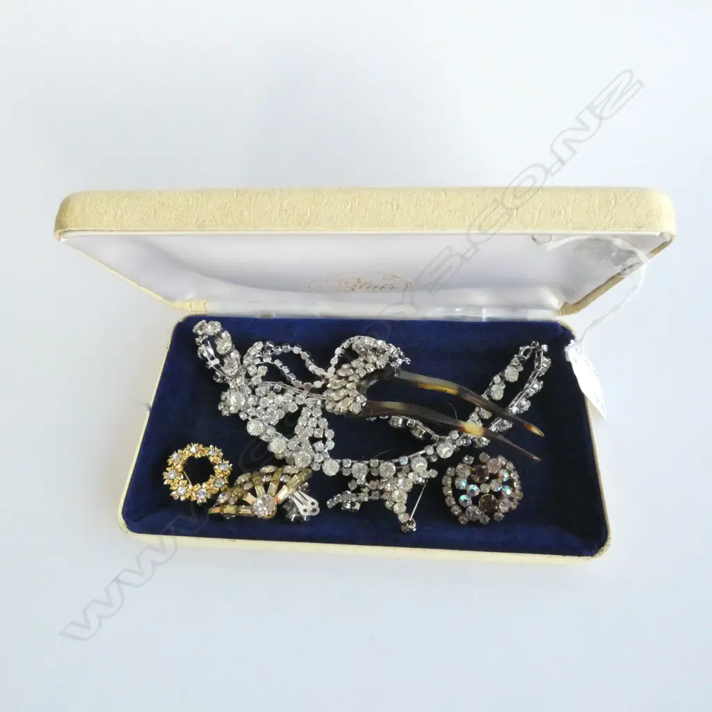 ASSORTED VINTAGE RHINESTONE JEWELLERY; 2 NECKLACES, 4 BROOCHES, CLIP ON EARRINGS, HAIR COMB Image 1++