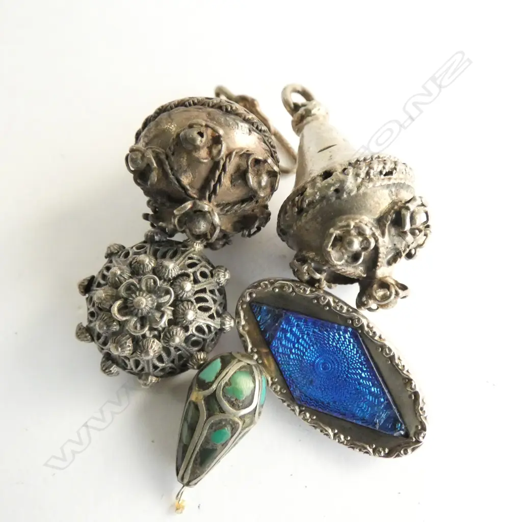 ASST BUTTONS/BROOCH ETC Image 1++