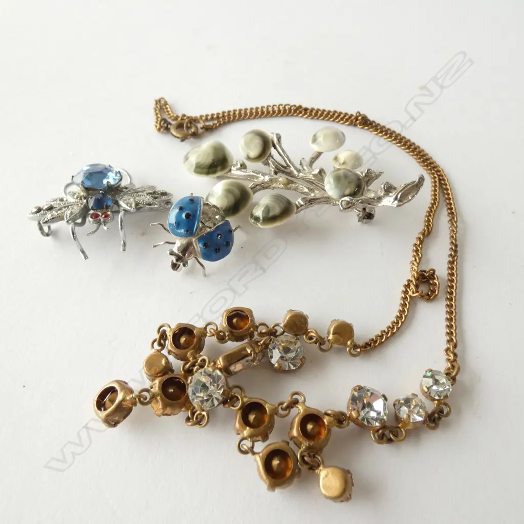 ASSORTED COSTUME JEWELLERY, 3 BROOCHES, 1 NECKLACE Image 1++