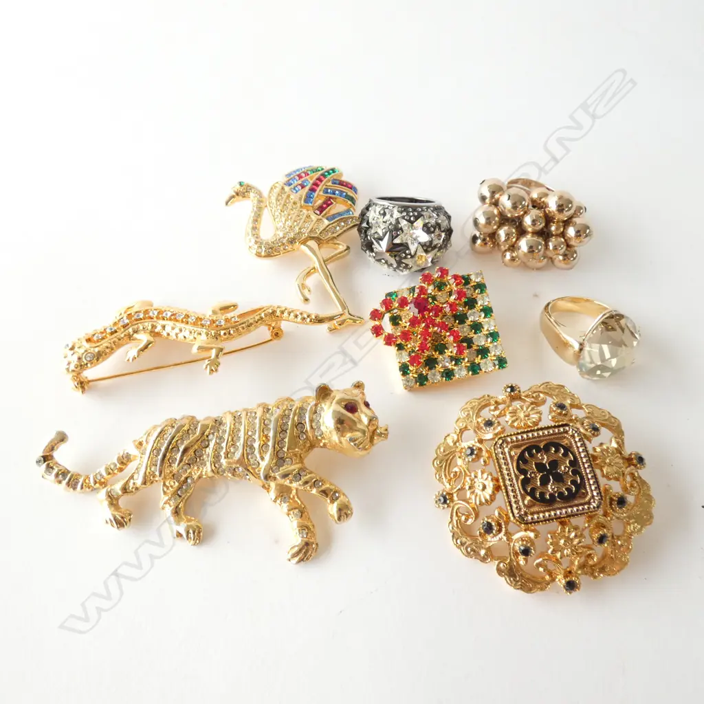 BAG OF GOLD TONE COSTUME JEWELLERY  Image 1++