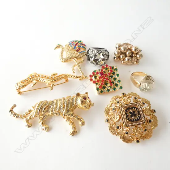BAG OF GOLD TONE COSTUME JEWELLERY 