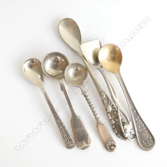 COLLECTION OF SILVER & SILVER PLATE MUSTARD/SALT SPOONS