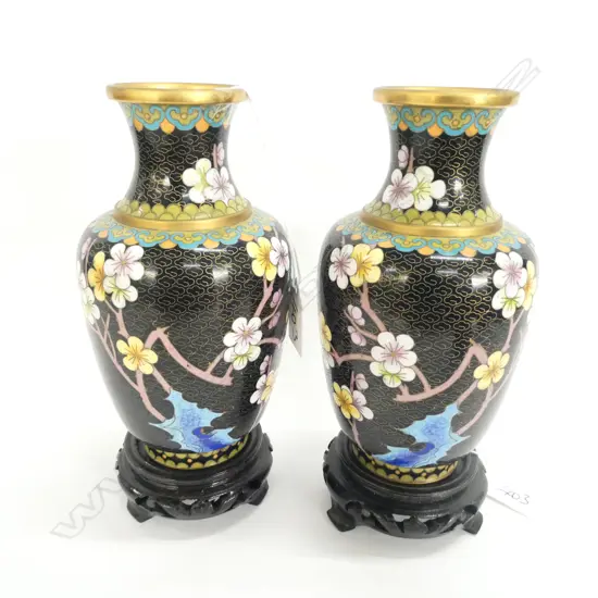 A PAIR OF CLOISONNE VASES WITH FLORAL DECORATION ON A BLACK GROUND H 210 MM + STANDS