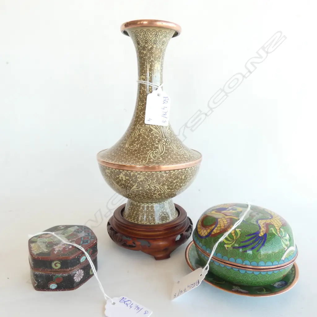 4 PCES CLOISONNE; JAPANESE VASE H. 230MM, 2 CHINESE VINTAGE LIDDED CONTAINERS, PIN DISH Image 1++
