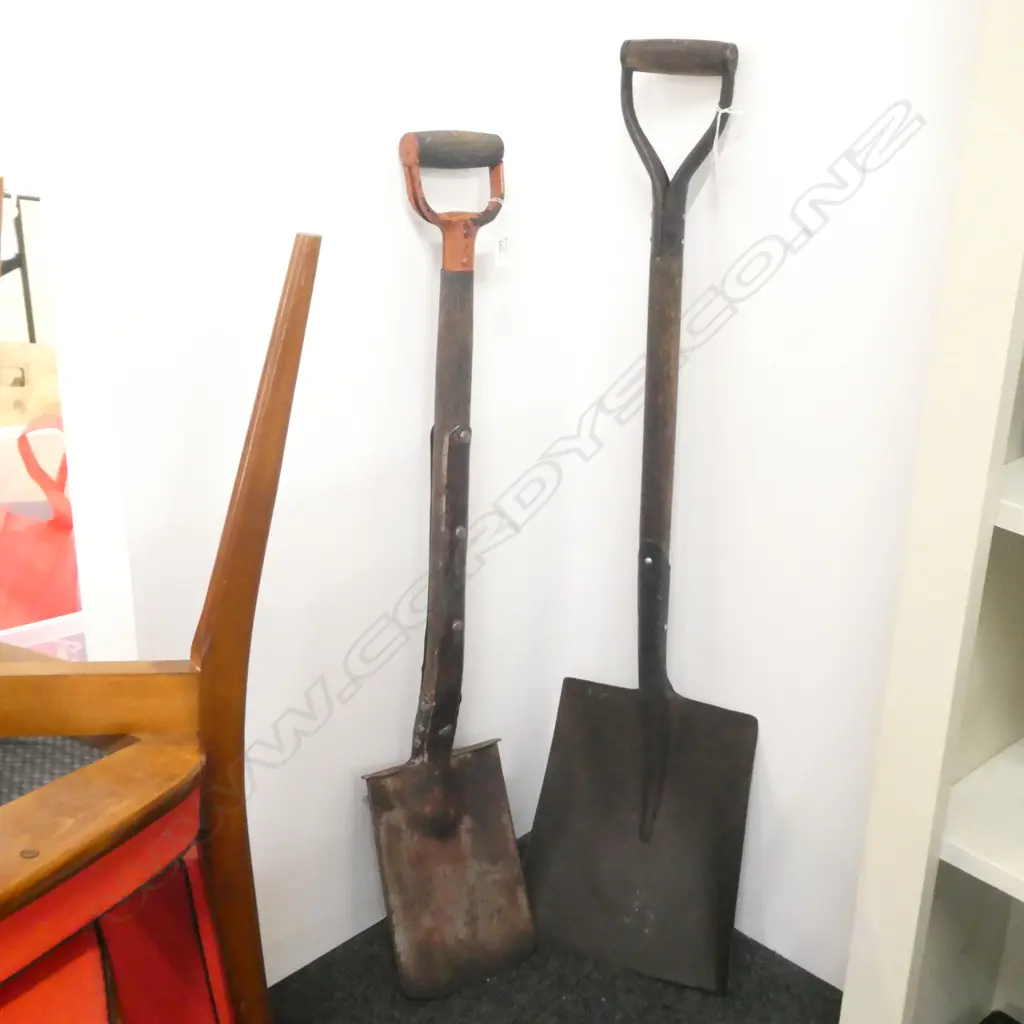 VINTAGE SPADE AND SHOVEL L 1020 MM Image 1++
