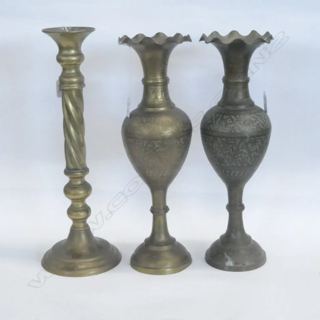 LGE BRASS CANDLE HOLDER (410MM) & TWO VASES (H. 400MM) Image 1++