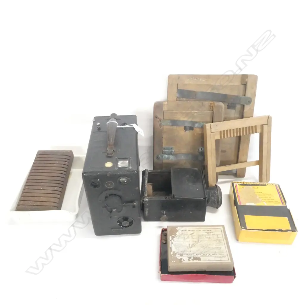 MIDG QUARTER PLATE BOX CAMERA + ACCESSORIES PLATES ETC Image 1++