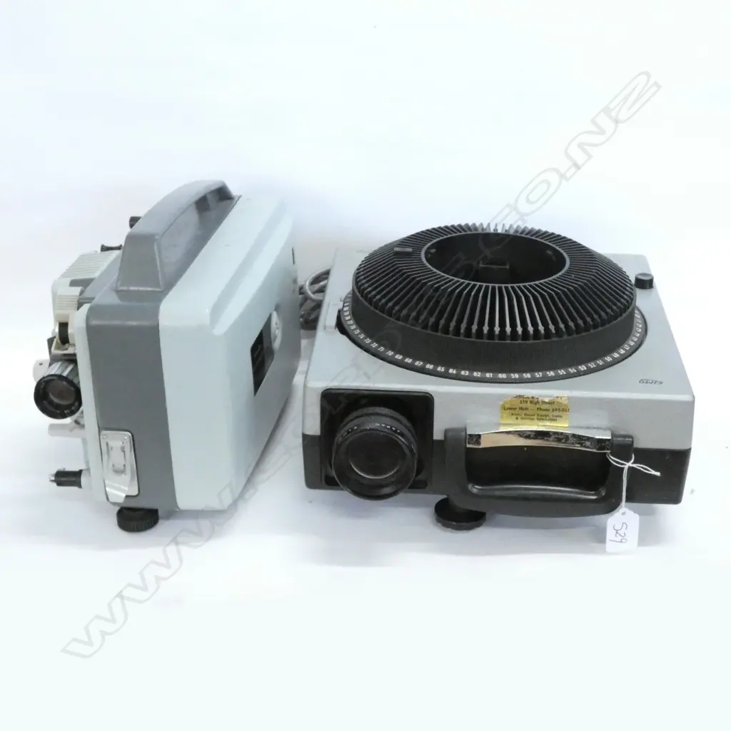 ELMO SLIDE PROJECTOR + MINOLTA 8 MM PROJECTOR Image 1++