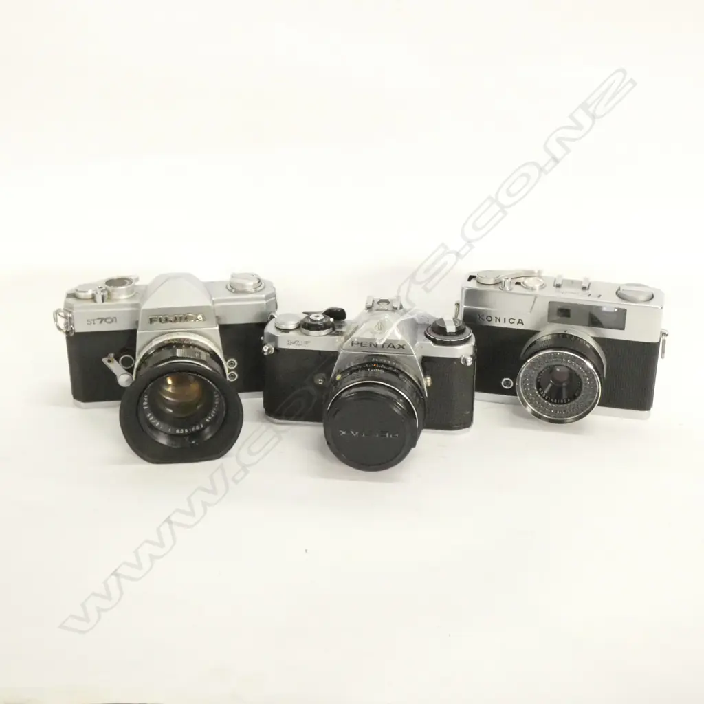 3 VINTAGE 35MM  CAMERAS PENTAX/FUJICA/KONICA Image 1++