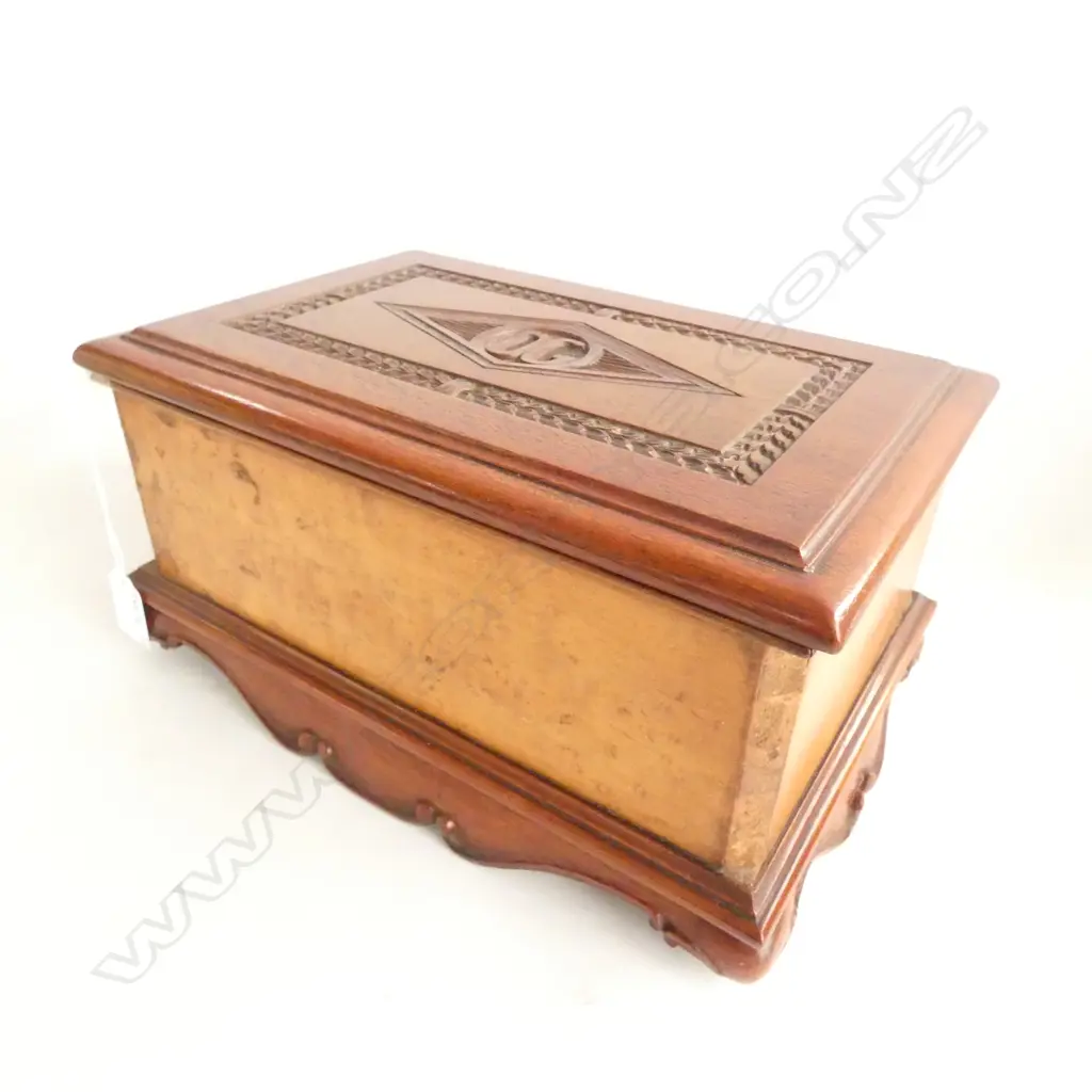 ANTIQUE OAK CIGAR HUMIDOR MONOGRAMED “DG” TO LID Image 1++