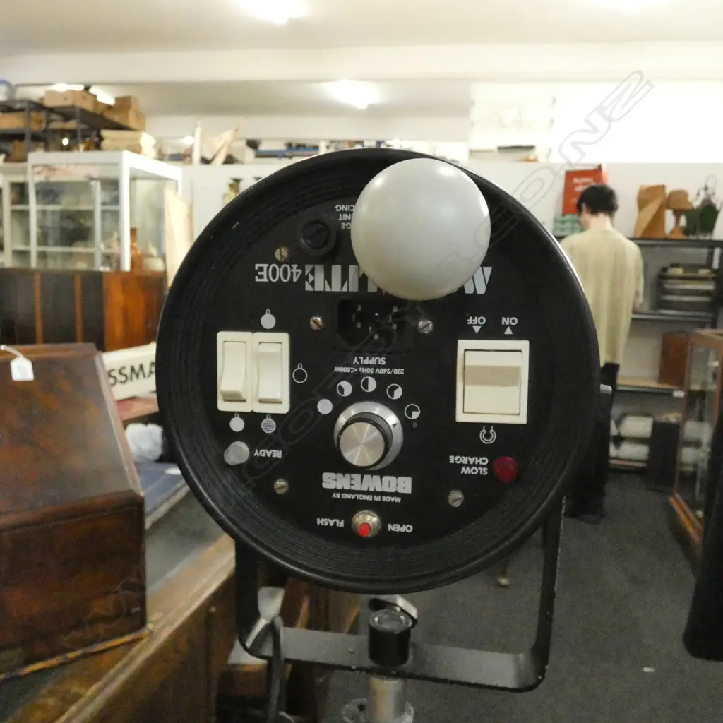 VINTAGE BOWENS MONO-FLASH ON TRIPOD Image 1++