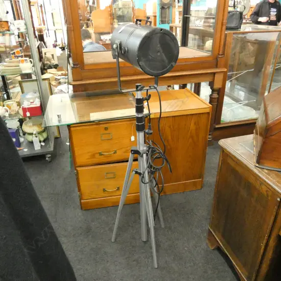VINTAGE BOWENS MONO-FLASH ON TRIPOD