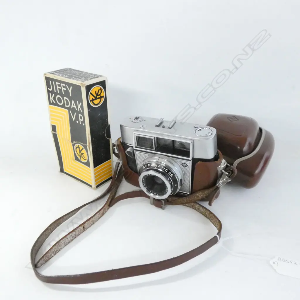2 VINTAGE CAMERAS - KODAK JIFFY V.P. & AGFAMATIC Image 1++
