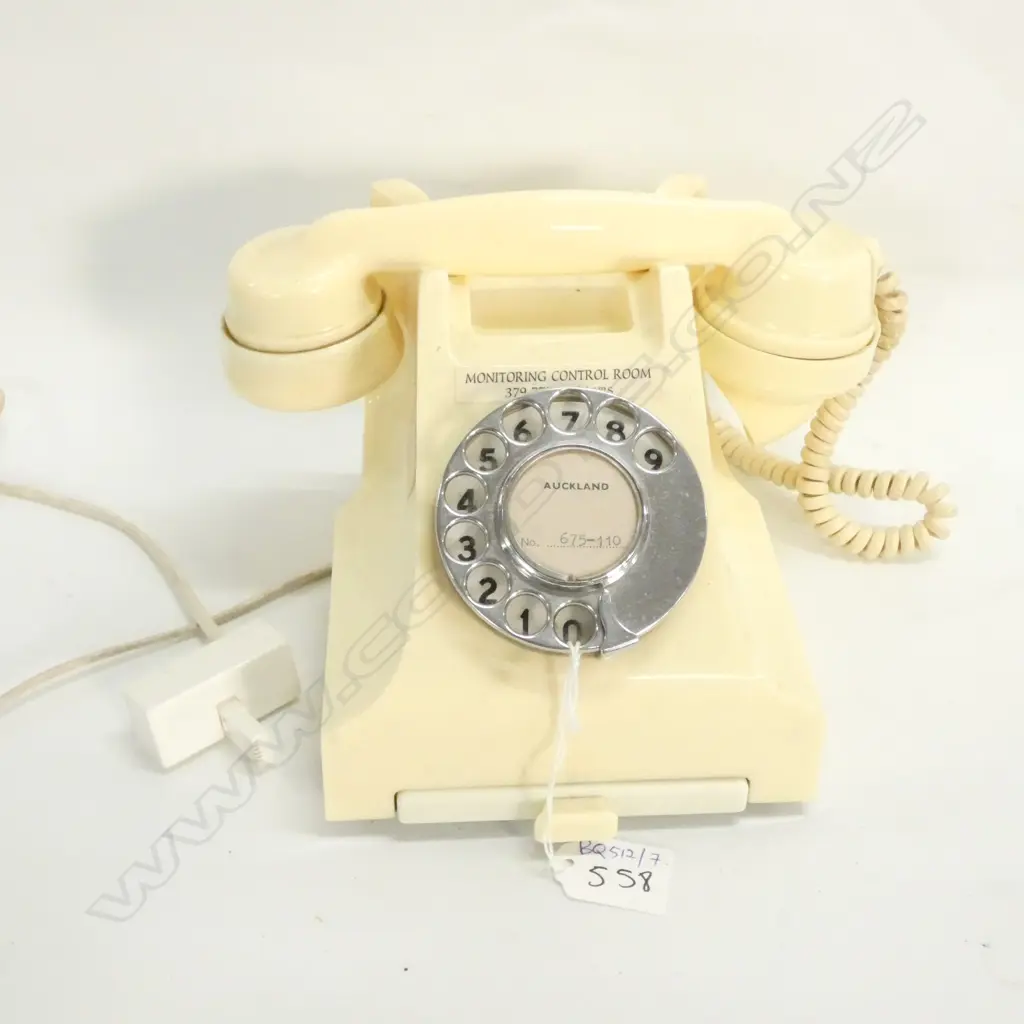 WORKING IVORY BAKELITE VINTAGE TELEPHONE  Image 1++