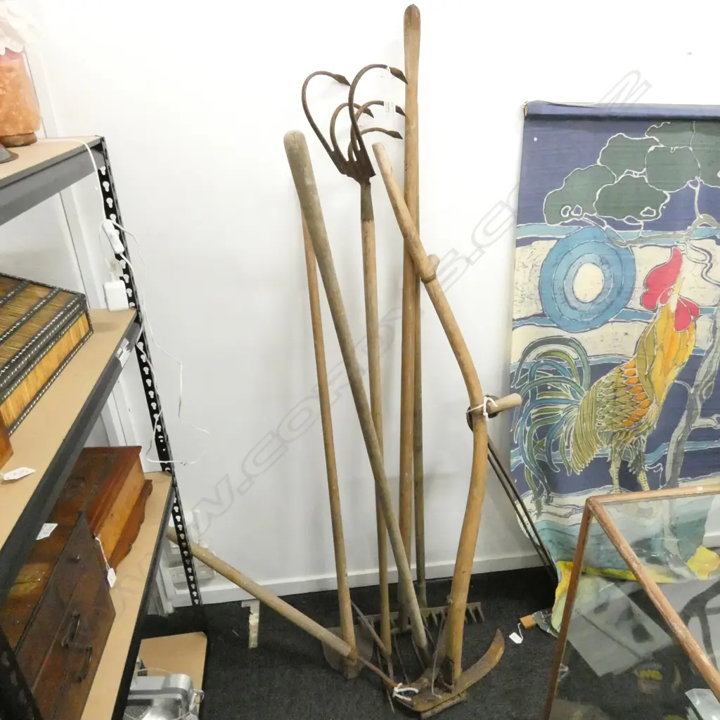 7 ASST VINTAGE GARDEN TOOLS  Image 1++